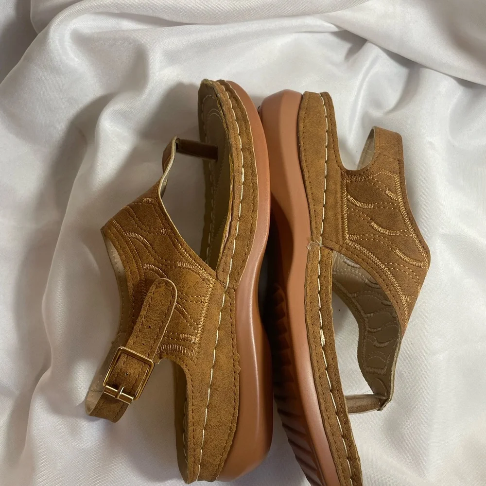 Women’s Lightweight Tan Sandals w/Adjustable Strap, Pictures Show Length,‎ NWOT